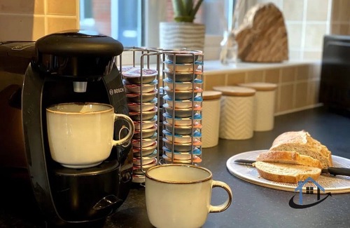 Swindon House | Modern, king beds, free parking, wifi, contractors