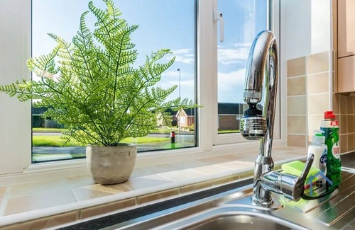 Swindon House | Modern, king beds, free parking, wifi, contractors