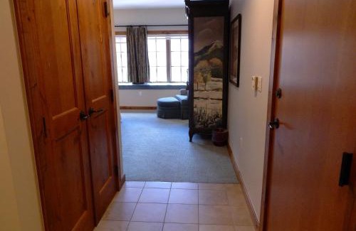 Crested Butte Hotel | Modern King Room in Heart of Mt, Crested Butte Hotel Room
