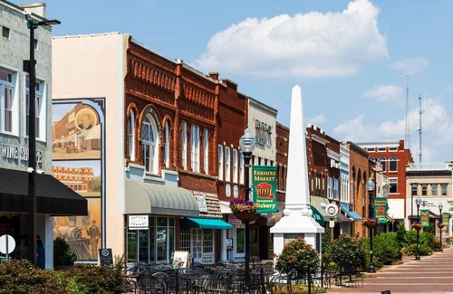 Hickory House | Modern King Room w/ Balcony in Historic Downtown!