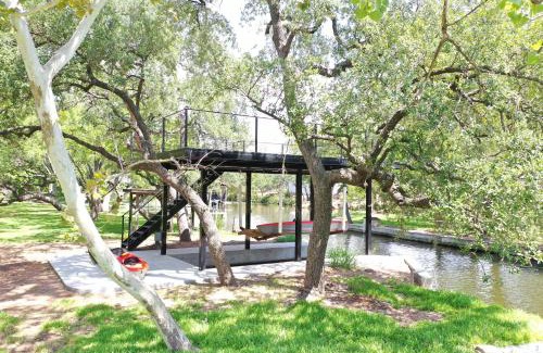 Kingsland House | Modern Kingsland Home with River Access & Kayaks home
