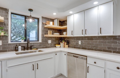 Inglewood-Finn Hill Cottage | Modern Kirkland Cottage w/ Patio Near State Park!