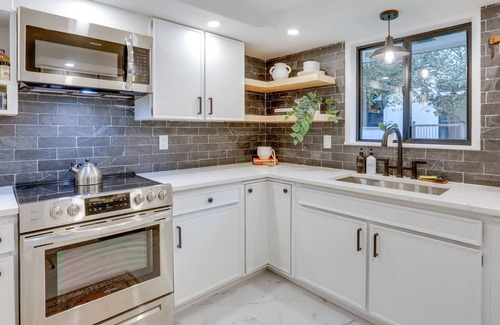 Inglewood-Finn Hill Cottage | Modern Kirkland Cottage w/ Patio Near State Park!