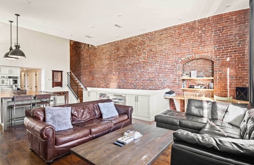 Old City Condo | Modern Knoxville Gem: Near Campus & Eateries!