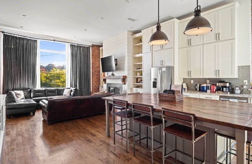 Old City Condo | Modern Knoxville Gem: Near Campus & Eateries!