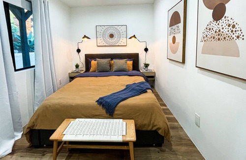 South San Gabriel House | Modern L.A. home with gorgeous views of the San Gabriel Mountains. Pet Friendly.