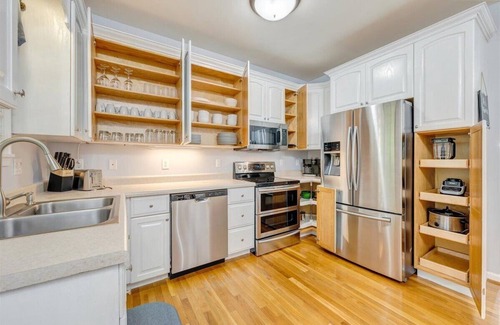 Huddleston House | Modern Lake Access Retreat. Hot Tub & Pet Friendly!