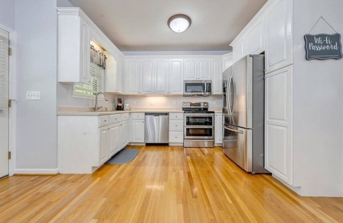 Huddleston House | Modern Lake Access Retreat. Hot Tub & Pet Friendly!