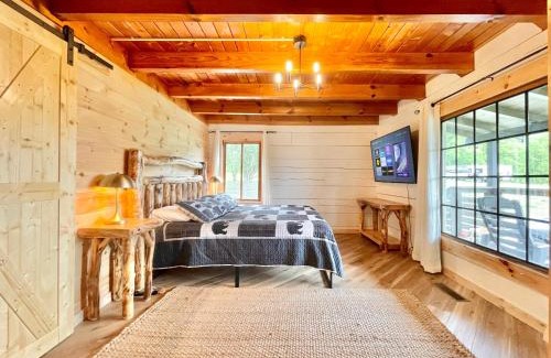 Sevierville House | Modern lake side nest HOTUB Fenced YARD king beds