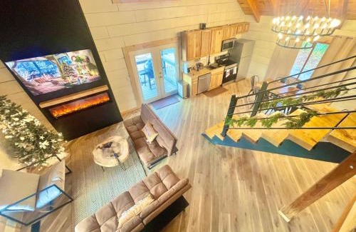 Sevierville House | Modern lake side nest HOTUB Fenced YARD king beds