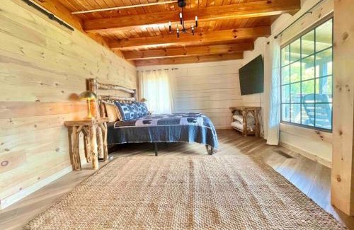 Sevierville House | Modern lake side nest HOTUB Fenced YARD king beds