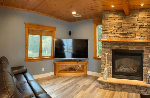 Lake Hopatcong House | Modern Lakefront at Sunset Cove Perfect for any occasion!