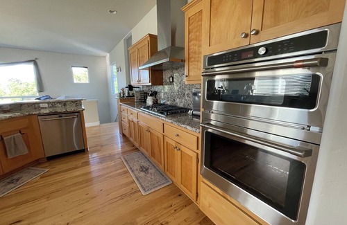 El Dorado Hills House | Modern Lakehall Retreat: Sauna, Chef Kitchen, Walk to Folsom Lake.