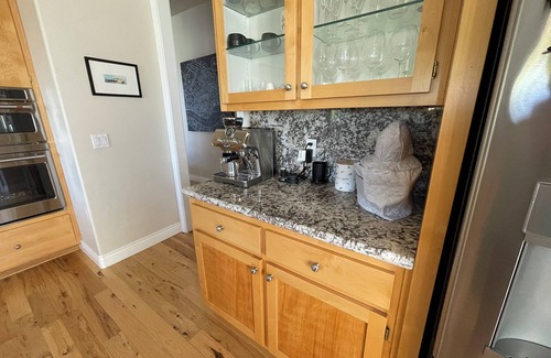 El Dorado Hills House | Modern Lakehall Retreat: Sauna, Chef Kitchen, Walk to Folsom Lake.