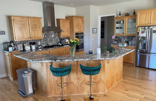 El Dorado Hills House | Modern Lakehall Retreat: Sauna, Chef Kitchen, Walk to Folsom Lake.