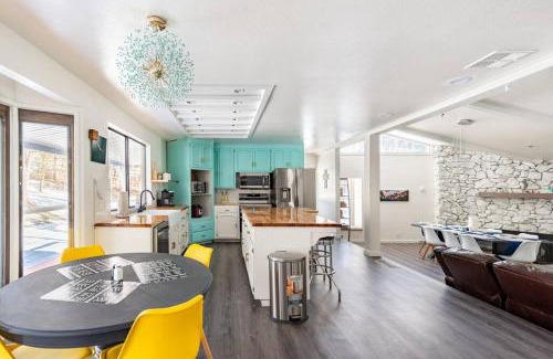Oakhurst House | Modern LakeHouse Sleeps 20 Hot Tub/Games/Fire Pit