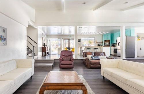 Oakhurst House | Modern LakeHouse Sleeps 20 Hot Tub/Games/Fire Pit