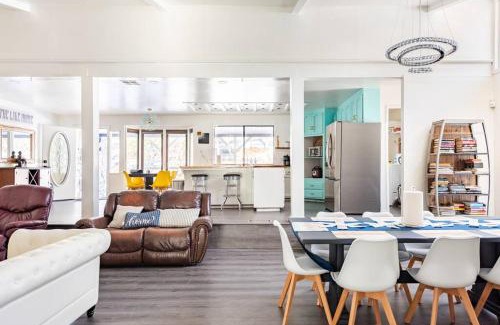 Oakhurst House | Modern LakeHouse Sleeps 20 Hot Tub/Games/Fire Pit