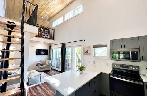 Dent Cabin | Modern Lakeside Cabin w/Hot Tub! Spotless!