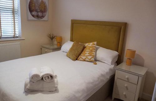 Beeston Apartment | Modern large 2 Bed whole apartment - Free parking - Ground floor - Central Beeston