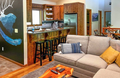 Apple Ridge House | Modern Lenoir Mtn Retreat: 9 Acres, Fire Pit!