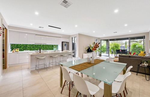 Daw Park House | Modern Living in Great Location - Casa Kosma