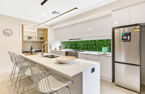 Daw Park House | Modern Living in Great Location - Casa Kosma
