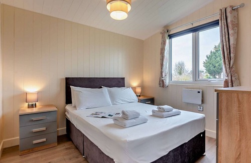 Bretforton Cottage | Modern lodge with hot tub - Cotswold Lodge