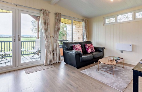 Bretforton Cottage | Modern lodge with hot tub - Cotswold Lodge