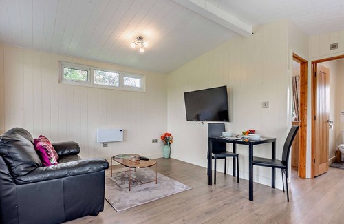 Bretforton Cottage | Modern lodge with hot tub - Cotswold Lodge