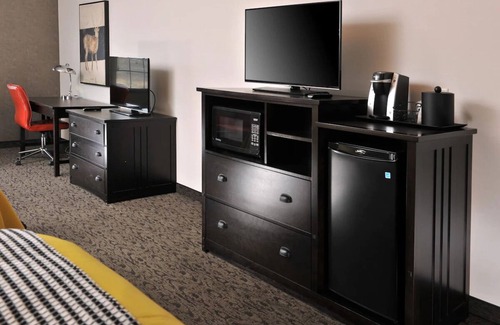 Independence Hotel | Modern Lodge with Natural Atmosphere: Next to Missouri River | 2 Units