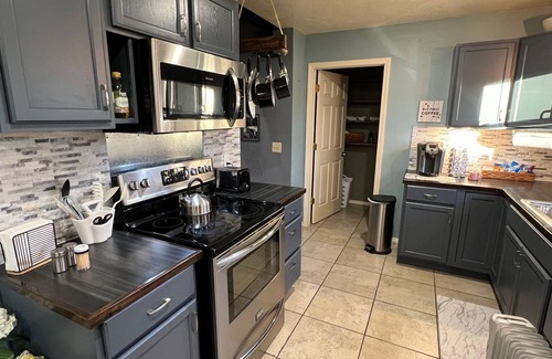 Mena Apartment | Modern loft guesthouse conveniently located to all that Mena has to offer.