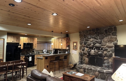Sunnyside Cabin | MODERN LOG CABIN-HOT TUB-TAHOE PARK BCH ACCESS