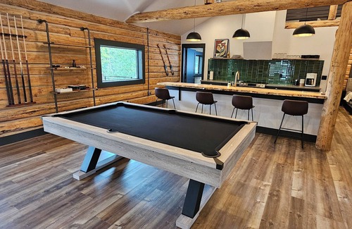 Whitefish Cabin | Modern Log Cabin: Mountain Views on 15 acres, Starlink wifi, pool table, firepit