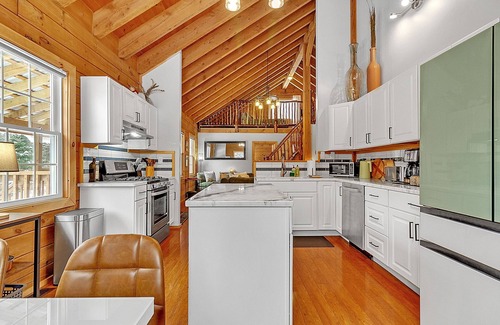 Warren Cabin | Modern Log Cabin Retreat - Ski, Swim, Work & Relax in the Heart of Vermont