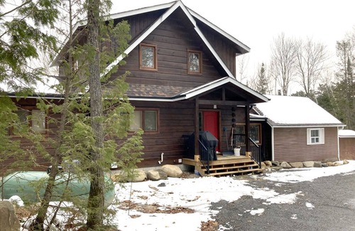 Lake of Bays Cottage | Modern Log Cottage on Quiet Lake in Muskoka