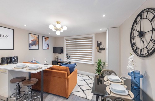 New Cross Apartment | Modern London 3-Bedroom Flat with Hot Tub