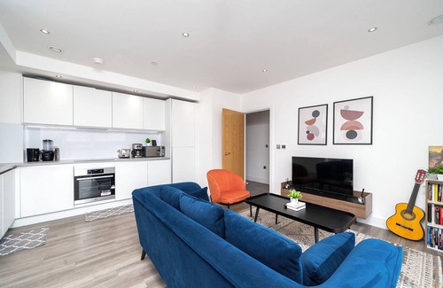Royal Docks Apartment | Modern London Stay - Close to O2 and Canary Wharf