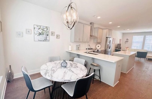 Charlotte House | Modern LoSo Retreat|Walk to Breweries & Light Rail