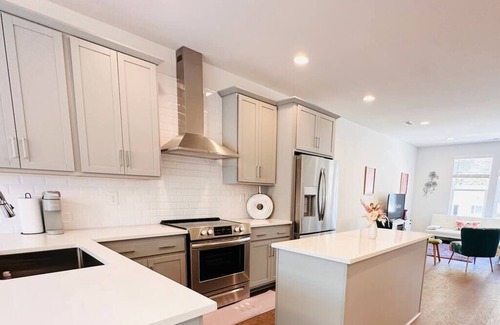 Charlotte House | Modern LoSo Retreat|Walk to Breweries & Light Rail