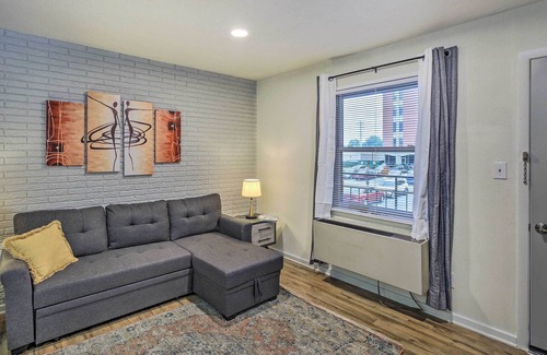 St. Matthews Condo | Modern Louisville Condo ~ 8 Mi from Downtown!