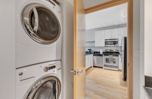 Prospect Park Apartment | Modern Lux 1BR Flat and Gym