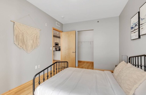 Prospect Park Apartment | Modern Lux 1BR Flat and Gym