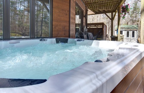 Lac Superieur Village Ski Chalet | Modern+Lux Chalet + Jacuzzi, 1 km to ski lift