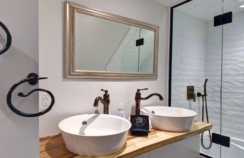 Lac Superieur Village Ski Chalet | Modern+Lux Chalet + Jacuzzi, 1 km to ski lift