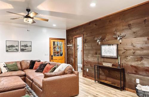 Ellijay House | Modern Luxe Cabin! River Fun, Deer, Pool & Firepit