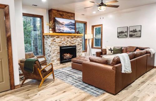 Ellijay House | Modern Luxe Cabin! River Fun, Deer, Pool & Firepit