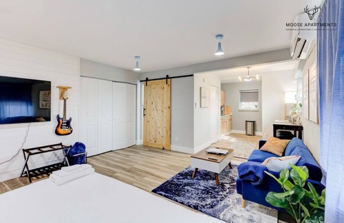 Downtown Memphis Apartment | Modern Luxe Loft with King Bed, Free Parking & Wi-Fi
