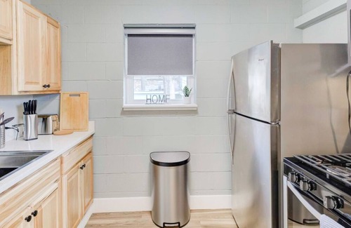 Downtown Memphis Apartment | Modern Luxe Loft with King Bed, Free Parking & Wi-Fi