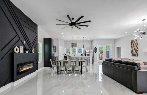 Alamo Heights House | Modern Luxe Retreat|Sleeps 12|Alamo Heights